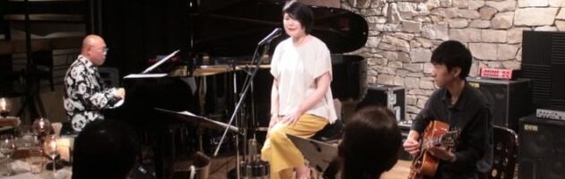 季節外れの寒い雨の夜も外国人客で賑い豊富なレパートリーのスタンダード曲を堪能