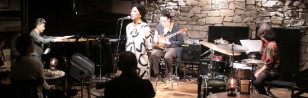 丁寧なMCトークでよく透る声でブラジル音楽の心まで伝わってくるステージ