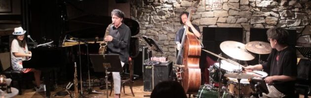 いつもとちょっと違うクァルテット編成でノリノリの弾き語りステージ