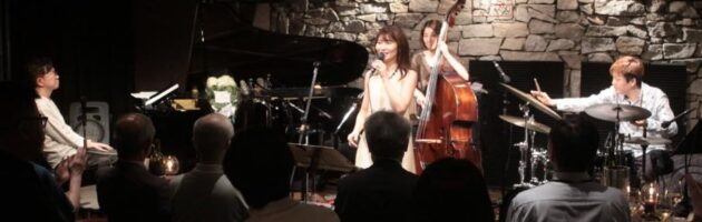 レコーディング収録曲で盛り上がった応援団でほぼ満席に賑わった店内