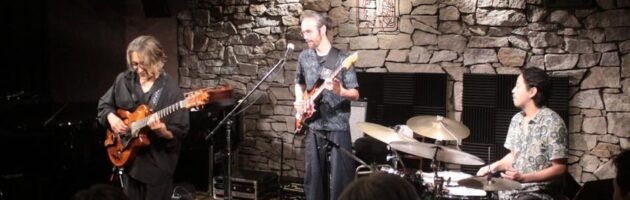 三人が同じイメージでオリジナル曲を演奏 海の季節到来に相応しいステージ
