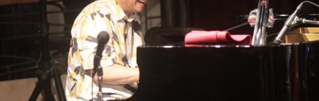 《吉岡秀晃トリオ》