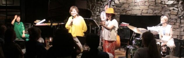 歌あり演奏あり女性たちの華やかで和やかな七夕の夜らしい店内とステージ