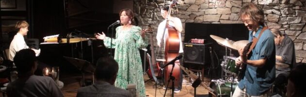 豊かな声量でトラディッショナル・ソングなどバラエティ豊かな素晴らしいヴォーカル