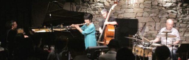 満席の店内で柔らかいフルートの音色とともに本格ブラジル音楽を堪能
