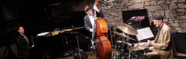 出演者が楽しんで演奏されお客さまも自然とリラックスして楽しんだトリオサウンド