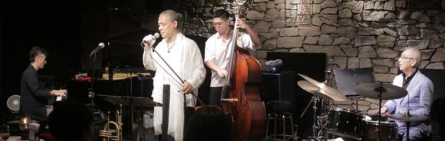 仏からこの夜のために帰国 多くのファンが新鮮な共演トリオの歌と演奏を堪能