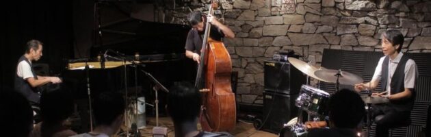 長年の当店レギュラー出演で全てにバランスの良い昼下がりのトリオサウンド