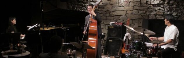 懐かしい曲やシットイン参加など名プロデューサーならではの温かく新鮮なステージ