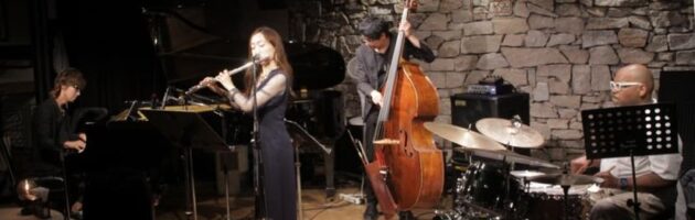端正なピアノと柔らかいフルートがしっかりしたリズム隊に乗って…心地いいステージ