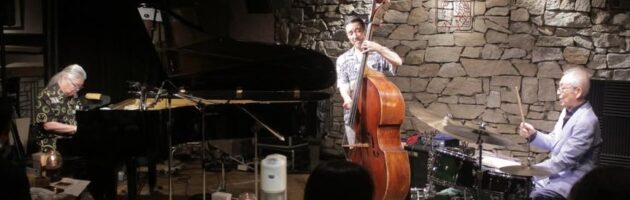 心安らぐ温かいスタンダード曲に多くの昔のお客さまがご来店した夜