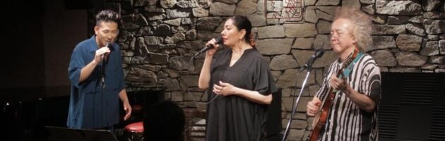 演者三人とは思えない声という楽器と演奏の盛り上がって楽しいエンタメステージ