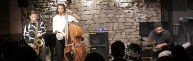 サックスの音色もスピード感も半端ないさすがNYで話題の素晴らしい演奏