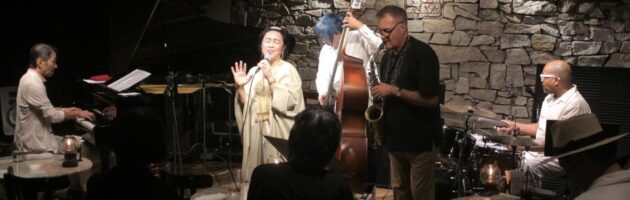 豪華メンバーをバックに丁寧に歌うスタンダード曲で盛り上がった上京出演ステージ