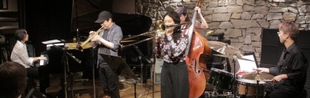 相性のいい2フロントにトリオのとても新鮮なジャズサウンドに外人客も楽しそう