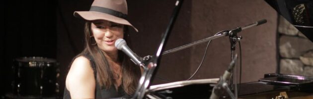 《グレース･マーヤ弾き語りトリオ》