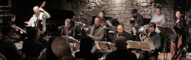 10人の生音シャワーで冷え込んだ夜の店内はホットになった偶数月木曜の定期公演