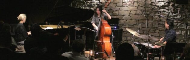 エネルギッシュで変化に富んだサウンドが満ちた久々の大入り満員の店内