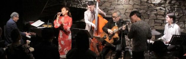 丁寧なトークと自然体で綺麗な声の多彩な歌を楽しんだ大雨でも満席に近い店内