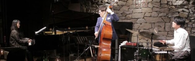 三人の個性が良く融合されたステージングで深まる秋にふさわしいトリオジャズ