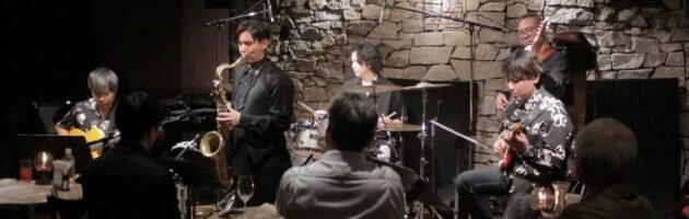 2ギター編成でディジョネットさん追悼の巨大ドラムセットを搬入して聴き応えあるジャズ!!