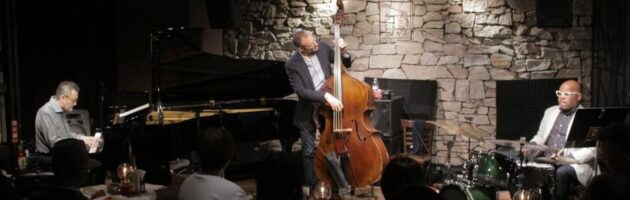 新鮮なリズム隊でスケール感ある至高のトリオジャズサウンドを堪能!!