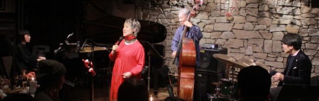 沢山の Xmas ソングで不況下の年末も久々に大賑わいのイヴのステージ