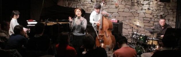 柔らかく丸い声質で表情豊かに歌うチャーミングなステージは舞台女優ならでは