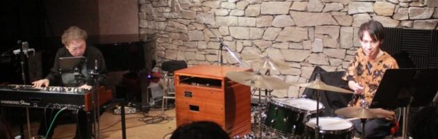 拍手と大歓声で大いに盛り上がって踊りだす人も…ファンキーで熱いオルガンジャズ!!