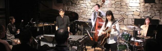 軽やかなヴァイブが店内に響いた”黒一点”のユニークな女性グループのレコ発ライブ