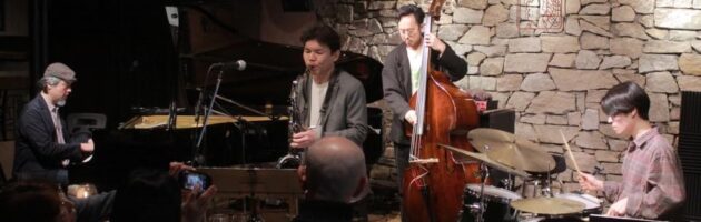 歌あり演奏ありMCトークありNYで鍛えたエンタメステージで昼ライブも店内は夜の雰囲気