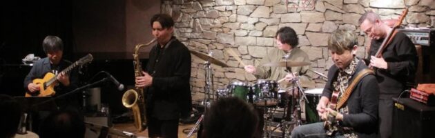 珍しい2ギターのエレキサウンドに演奏者もお客さまも楽しそうで気持ちのいい店内