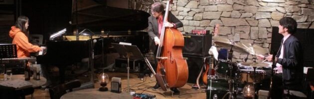 普段あまり聴かれないベーシストらしい選曲でエレベやエレピを駆使した熱いステージ