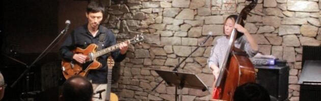 バレンタインにちなんで愛がテーマの歌と演奏の素敵なデュオステージ