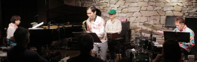 幅広いジャンルの曲を独自のアレンジで堪能した和気あいあい賑わった夜