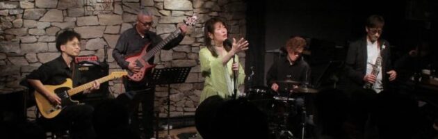 冷たい雨降る中ファンでほぼ満席CDタイトル通り”温かく心地いい”店内