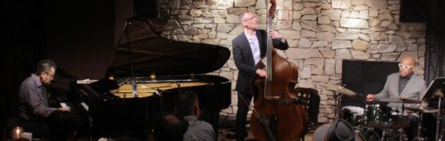 息の合ったリズム隊に乗ってピアノが活き活きと響く演奏もステージングもさすが!!