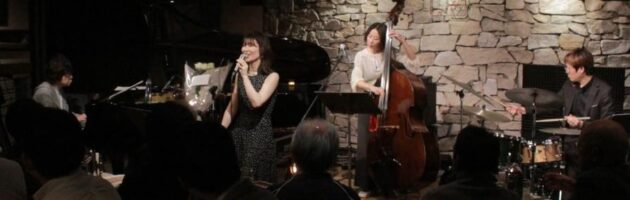 ファンで賑わった店内に知る人ぞ知る世界的有名ピアニストがソロ演奏