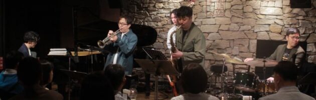 お客さまもよくご存じでスペシャルなメンバーの演奏ににほぼ満席の賑わい