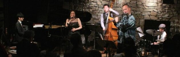 ファンでほぼ満席の店内にジャズアレンジの懐かしい曲が店内を満たした夜