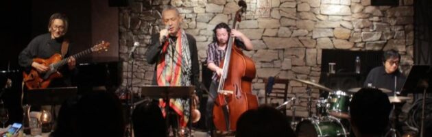 満席の店内に幅広いレンジを横断したバランスのいい素晴らしい演奏ステージ