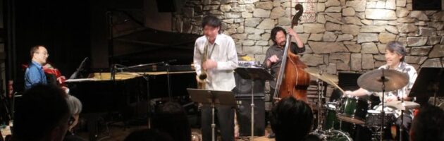 久々の出演でほぼ満席に賑わった店内に満ちたそれぞれのオリジナル曲