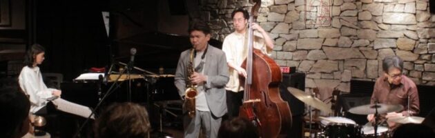 渋い男性｢吹き語りシンガー｣らしい選曲の夏日になった夜のエンタメステージ