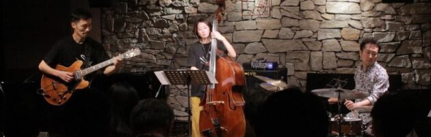 息の合った二人の自然体の歌とギターにドラムス参加の柔らかなトリオサウンド