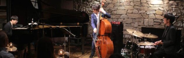 ベースの活きるメロディアスな選曲で明るく和やかで温かい店内