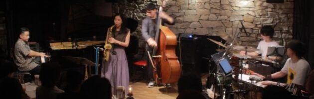 満席の店内に全曲オリジナル曲の作曲家としての実力が披露された素晴らしいステージ