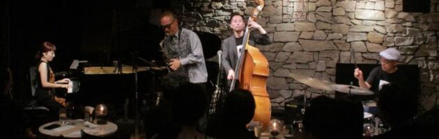 ユニット最後の演奏にこのユニットらしく大賑わいに盛りあがったステージ