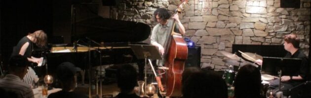 満席の店内に30年の当店での最後のステージに相応しい余韻の深い演奏
