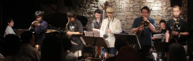 バリトンサックスの重厚な音色が響くそれぞれのソロもある聴き応えある8人編成バンド