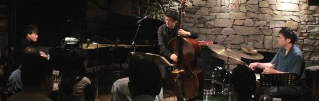 長年のツアー仲間で家族のように和やかでユーモアもある楽しいステージ